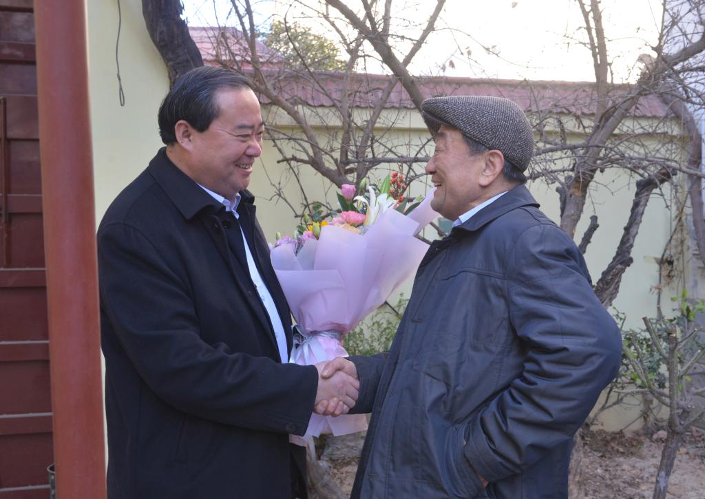 党委书记王焕良走访慰问离退休老同志,家庭困难学生并