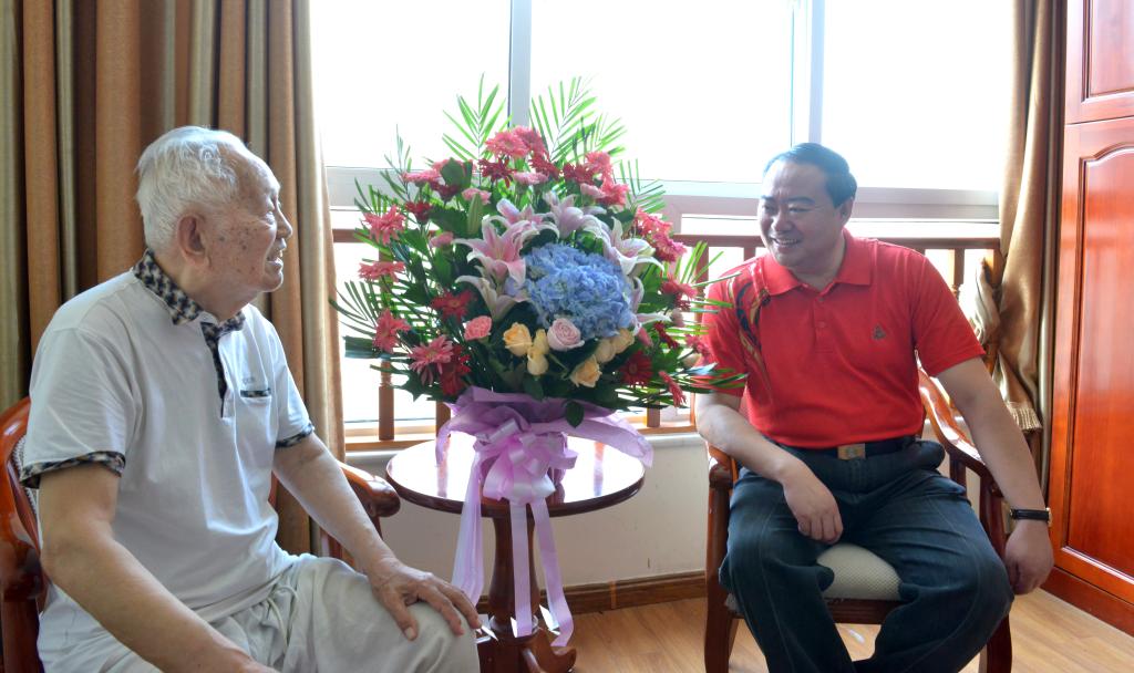 党委书记王焕良同志"七一"前夕走访慰问建国前老党员