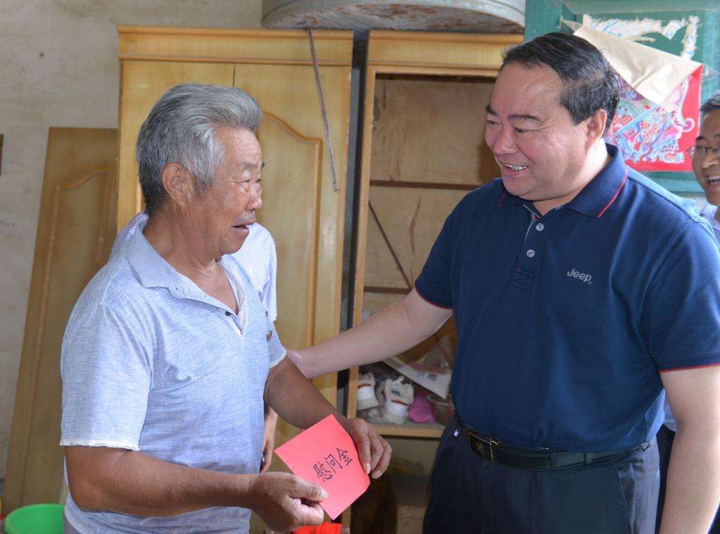 党委书记王焕良同志"七一"前夕走访慰问我校"第一书记
