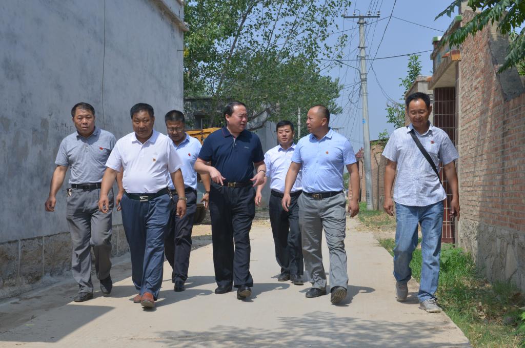 党委书记王焕良同志"七一"前夕走访慰问我校"第一书记