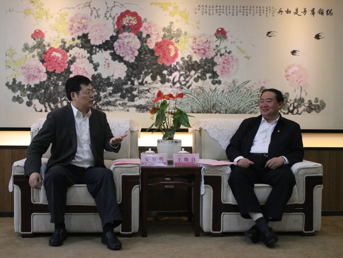 我校党委书记王焕良,党委委员,副院长周广彦在综合办公楼九楼