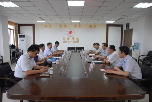 平顶山学院党委副书记张清林一行来校考察交流