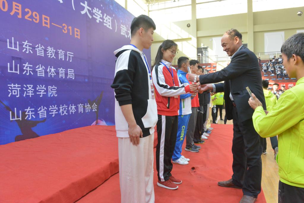 菏泽学院体育健康学院院长何德福教授为获得甲组团体总分前八名单位颁奖