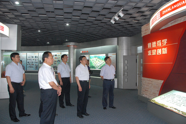 平顶山学院党委副书记张清林一行来校考察交流