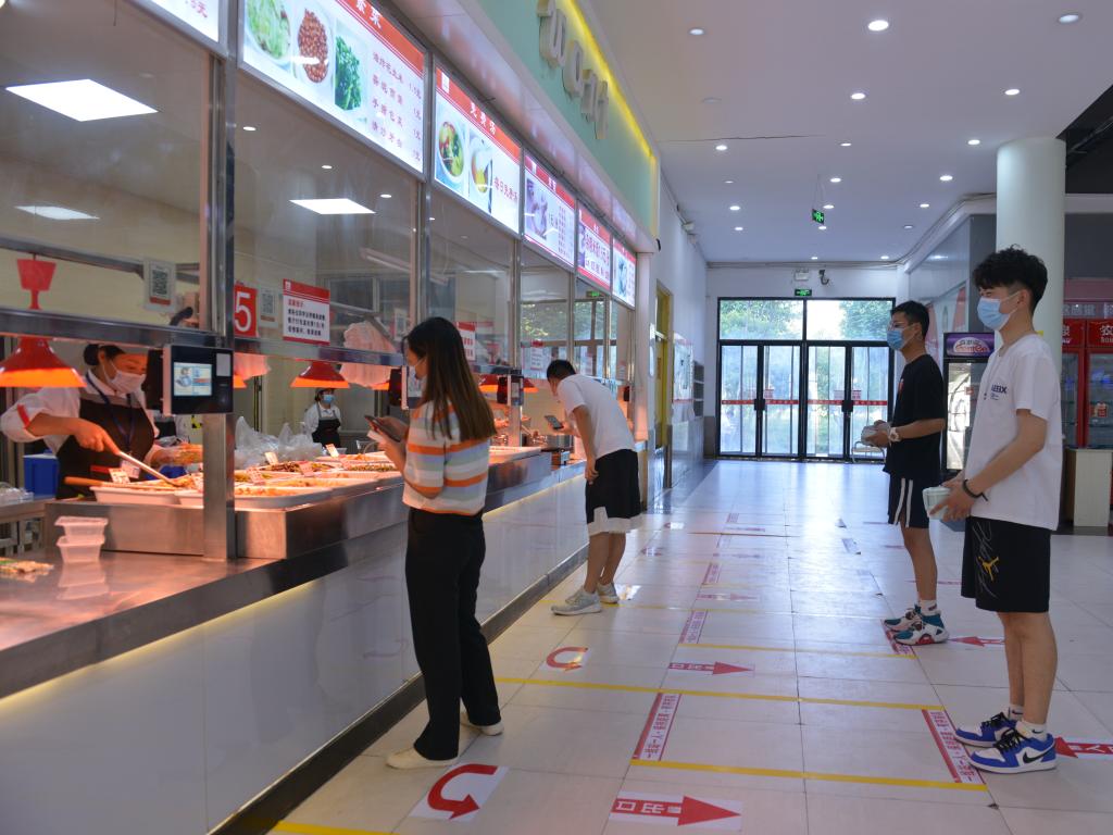 学生排队取餐
