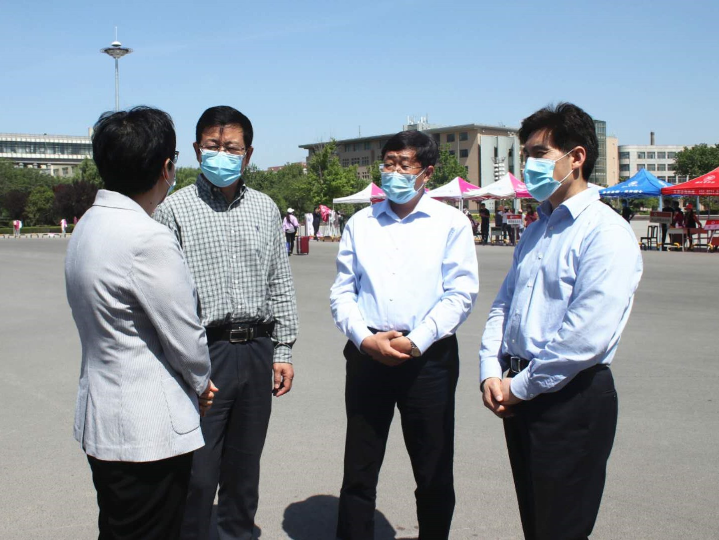 中共菏泽市委常委、常务副市长王磊率同市有关部门负责人和学校领导实地察看学生报到现场