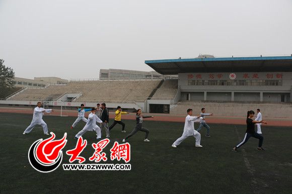 太极文化研究会的运动员们在进行训练