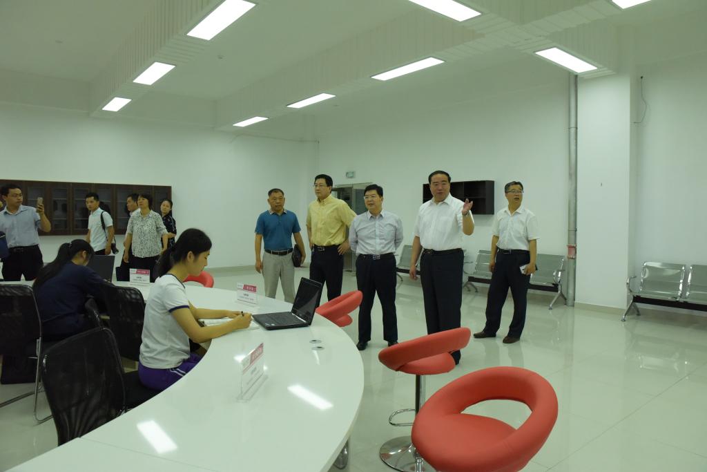陈平市长参观我校一站式学生服务平台