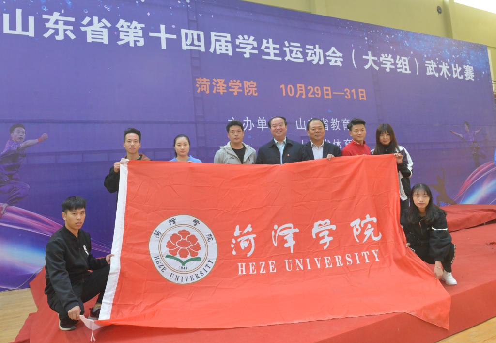 党委书记王焕良,党委成员、副院长黄济民与我校部分参赛师生合影留念