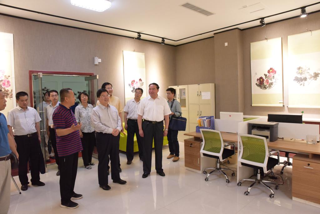 陈平市长参观国花颂大学生第二课堂