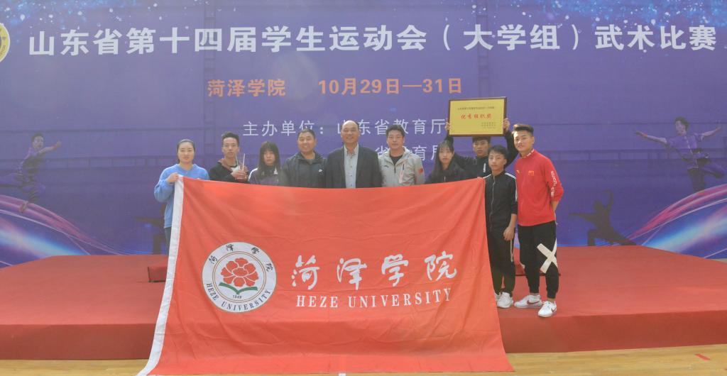 我校体育与健康学院院长何德福教授、副院长王超与我校获奖师生合影留念
