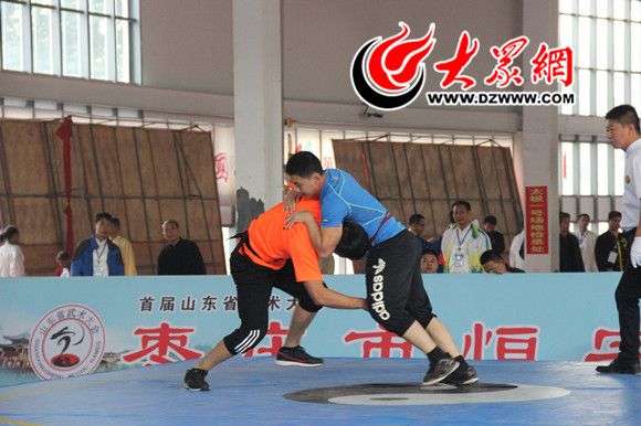 山东武术大会上,菏泽学院运动员在比赛中