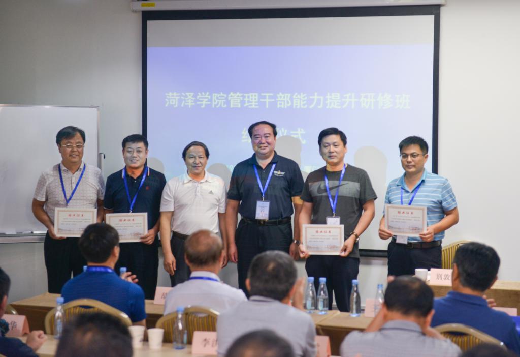 厦门大学教育研究院院长别敦荣教授和我校党委书记王焕良同志一起向培训班学员代表颁发结业证书