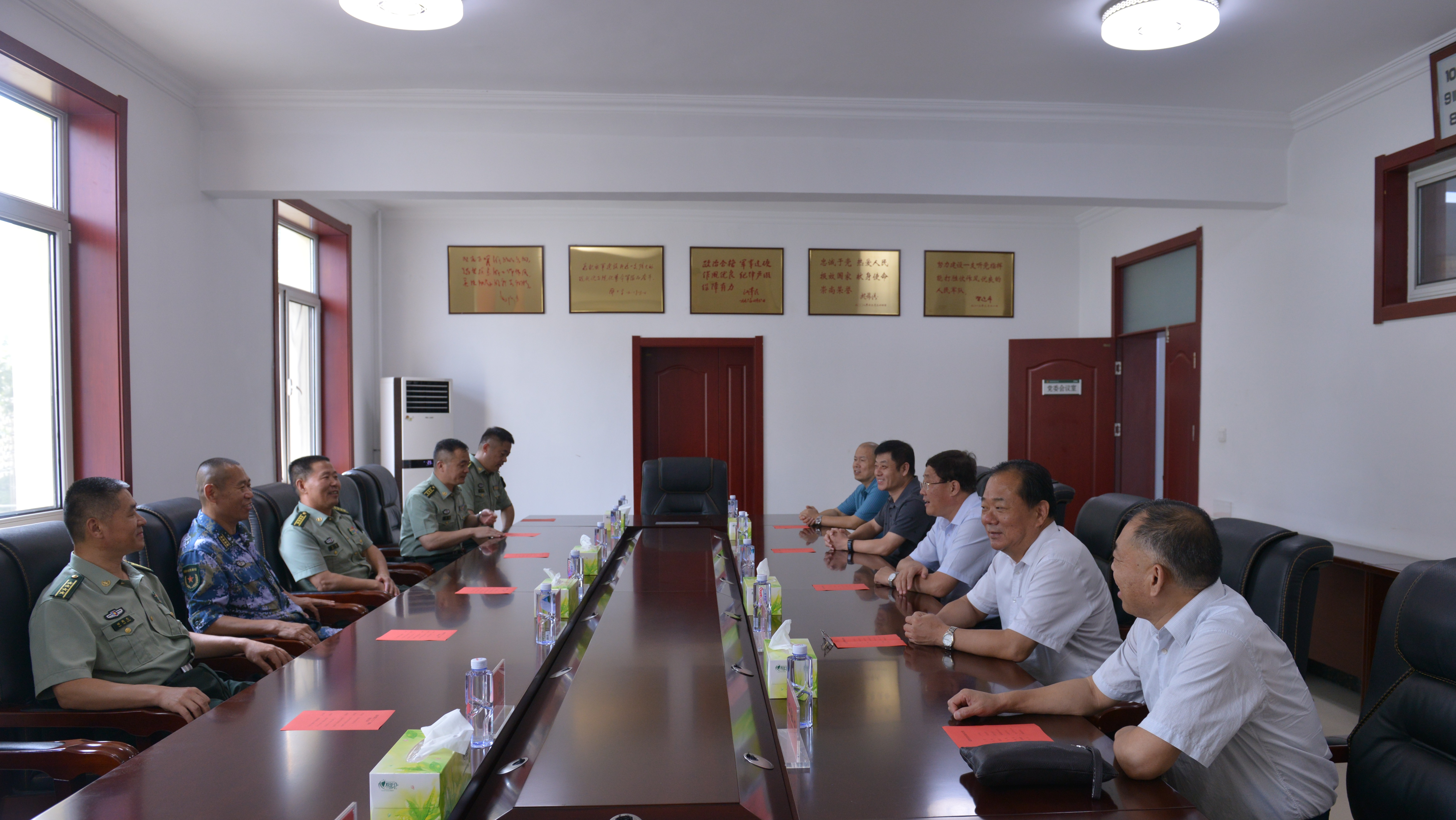 校领导赴市军分区和武警支队走访慰问部队官兵