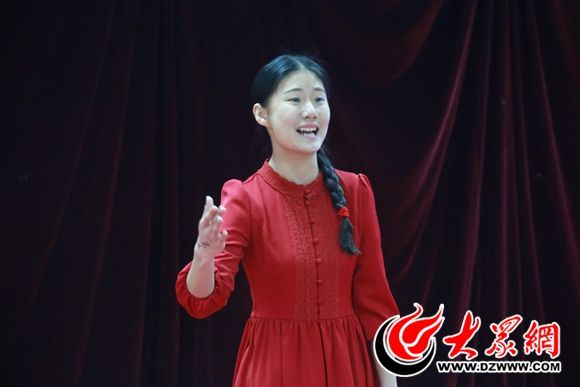 一位学生在声乐考试中演唱