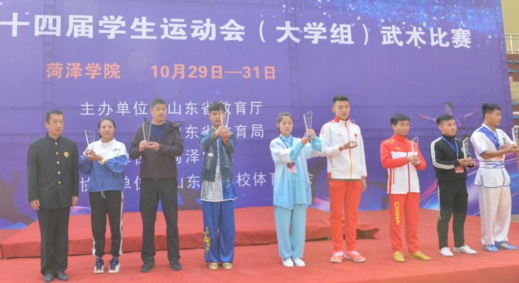 裁判长牛振华同志为获得乙组团体总分前八名单位颁奖