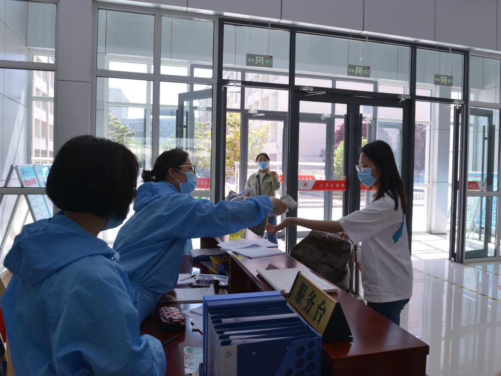 学生进入宿舍测温