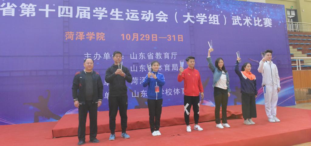 体育协会副秘书长、鲁东大学体育学院副院长邱建国教授为获得丙组团体总分前八名单位颁奖