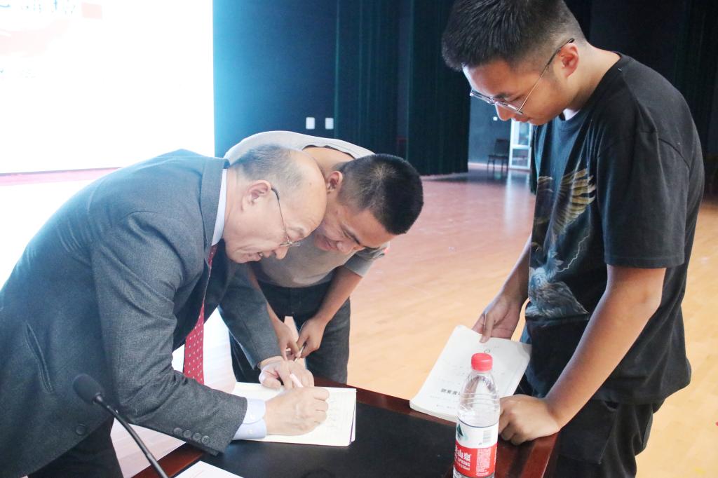 讲坛结束后,学生纷纷上台请张传增教授签字留念