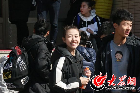 菏泽学院2月28日期进入艺考模式,一位前来考试的考生在考场外等待,准备考试
